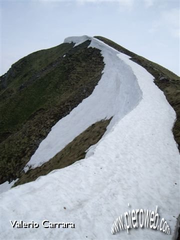 11 Ultimi terrazzi di neve sulla cresta .JPG - 11 Ultimi terrazzi di neve sulla cresta